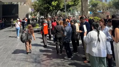 Habitantes de unidades habitacionales participaron en la evacuación tras el sonido de la alerta sísmica del SASMEX./ Georgina Sánchez