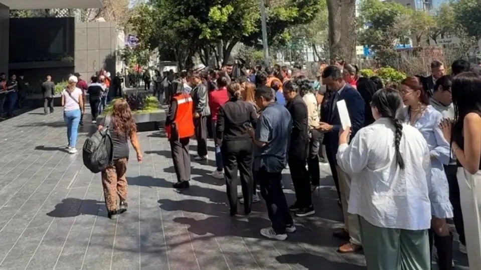 Habitantes de unidades habitacionales participaron en la evacuación tras el sonido de la alerta sísmica del SASMEX./ Georgina Sánchez