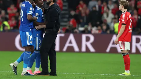 Álvaro Arbeloa consuela a Vinicius durante el partido contra Benfica en Champions League | AP