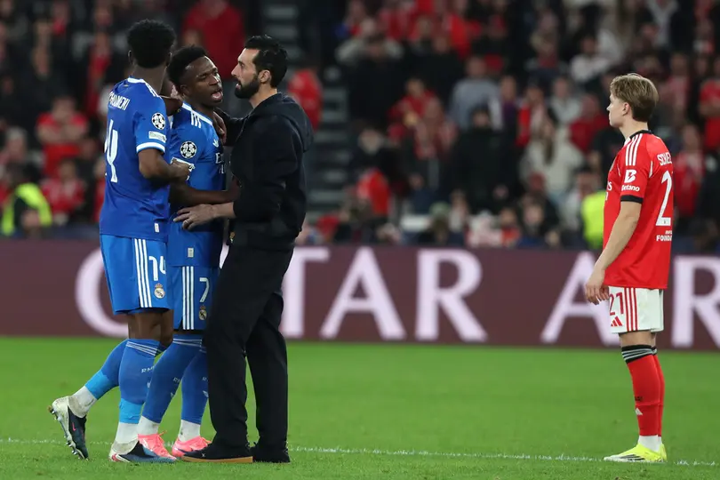 Álvaro Arbeloa consuela a Vinicius durante el partido contra Benfica en Champions League | AP