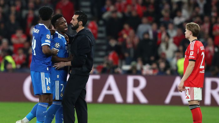 Álvaro Arbeloa consuela a Vinicius durante el partido contra Benfica en Champions League | AP