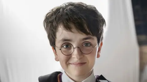 Dominic McLaughlin como el nuevo Harry Potter en la serie de HBO. / AP