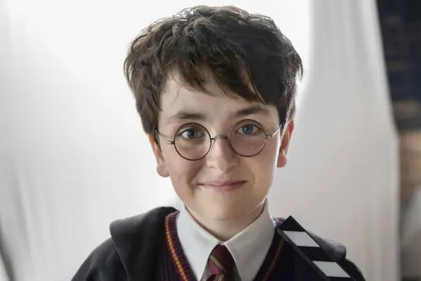 Dominic McLaughlin como el nuevo Harry Potter en la serie de HBO. / AP