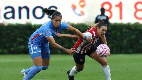 Claudia Cid se enfrenta a Adriana Iturbide en el juego de Cruz Azul ante Chivas Apertura 2022 | MEXSPORT