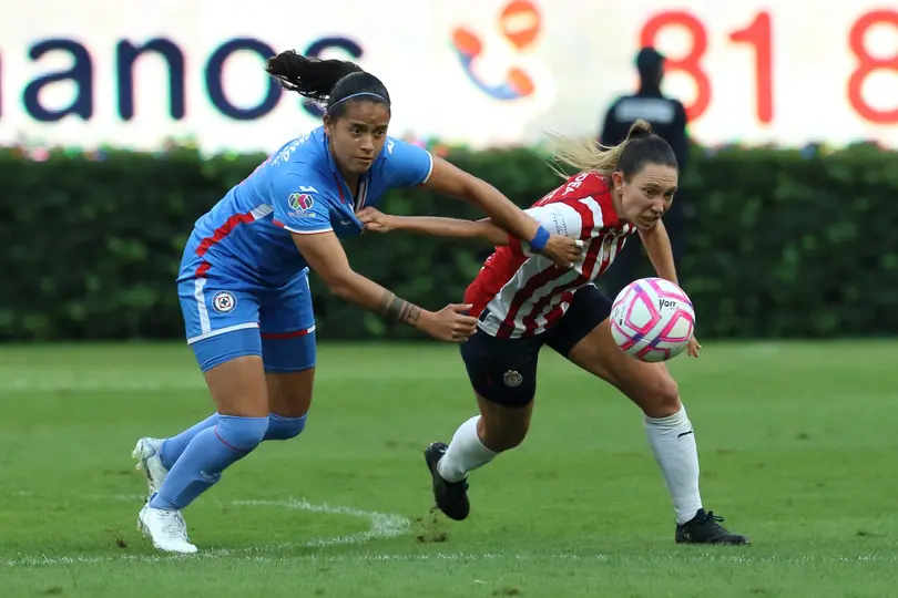 Claudia Cid se enfrenta a Adriana Iturbide en el juego de Cruz Azul ante Chivas Apertura 2022 | MEXSPORT