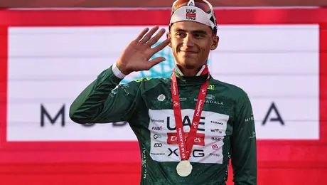 Isaac del Toro queda segundo en la tercera etapa el UAE Tour 2026, pero se acerca al liderato de la clasificación