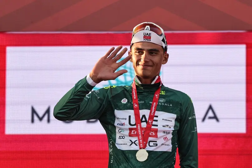 Isaac del Toro en el podio en el UAE Tour 2026 | AFP