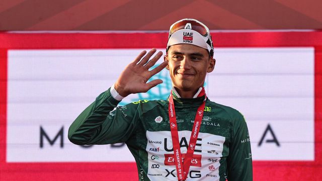 Isaac del Toro en el podio en el UAE Tour 2026 | AFP