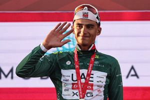 Isaac del Toro en el podio en el UAE Tour 2026 | AFP