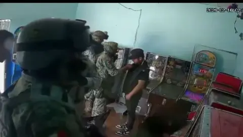 En el video se observa cómo uno de los elementos, con el rostro cubierto, amenaza al joven antes de golpearlo contra una máquina./ RS