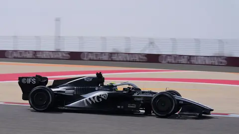 Checo Pérez durante la pretemporada en Bahréin | AP