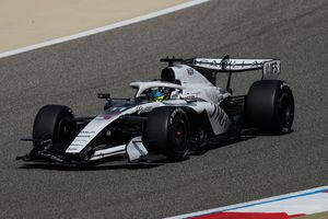 Checo Pérez a bordo de su CA01 en la pretemporada en Bahréin | AP