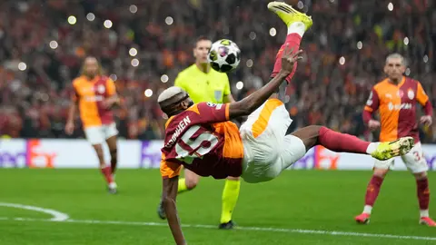 Osimhen con un remate de chilena en el partido ante la Juventus en Champions League | AP