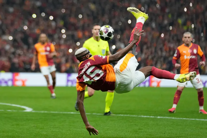 Osimhen con un remate de chilena en el partido ante la Juventus en Champions League | AP