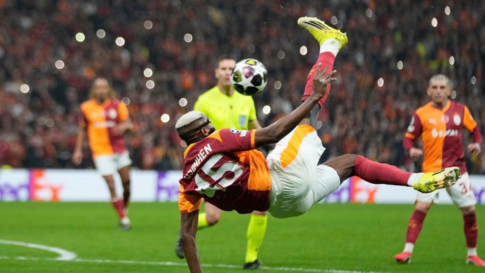 Osimhen con un remate de chilena en el partido ante la Juventus en Champions League | AP