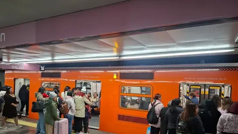 La ineficiencia del transporte público provoca que la gente use otros medios para transportarse / FB: @MetroCDMX