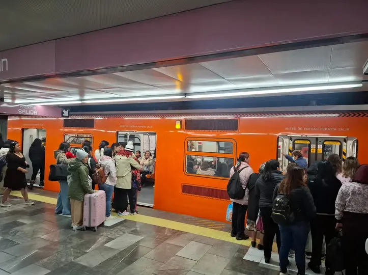 La ineficiencia del transporte público provoca que la gente use otros medios para transportarse / FB: @MetroCDMX