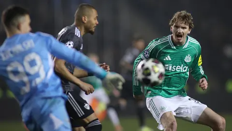 Woltemade en acción ante Qarabag en Champions League | AP