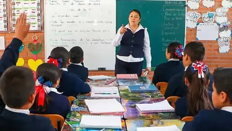 La SEP confirmó un aumento salarial de hasta 10% para maestros de educación básica en México durante 2026. / SEP