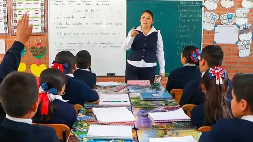 La SEP confirmó un aumento salarial de hasta 10% para maestros de educación básica en México durante 2026. / SEP