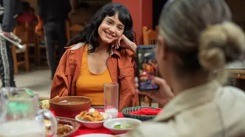 Los mexicanos también han aprendido a repartir sus gastos para no dejar de salir de casa / FREEPIK