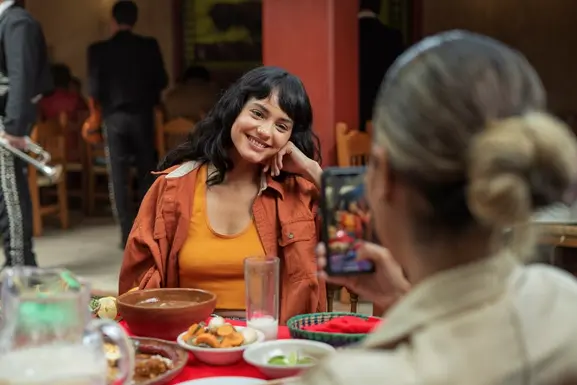 Los mexicanos también han aprendido a repartir sus gastos para no dejar de salir de casa / FREEPIK