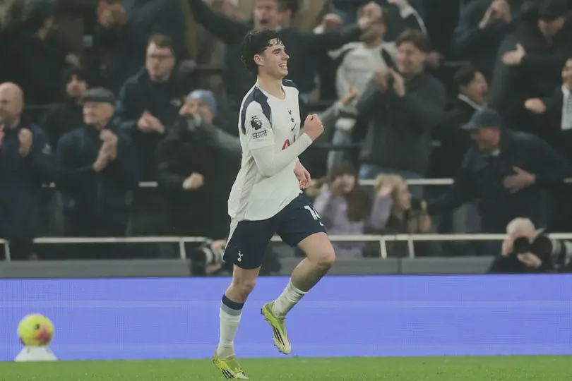 Archie Gray, parte del primer equipo de Tottenham | AP