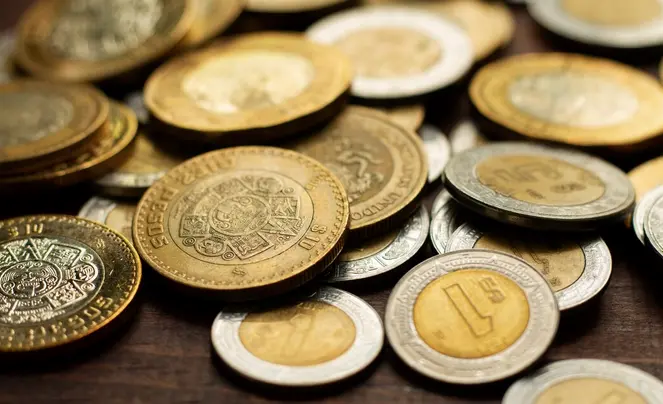 Usar una moneda falsa es un delito federal que se castiga con cárcel / FREEPIK