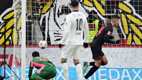 Patrick Schik anotándole a St.Pauli | AP