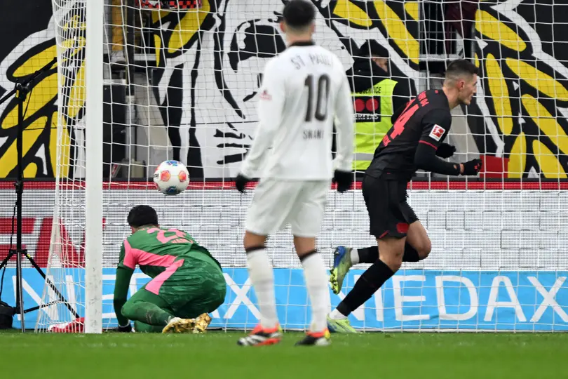 Patrick Schik anotándole a St.Pauli | AP