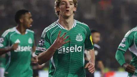 Newcastle golea a Qarabag con póker de Anthony Gordon en Champions League