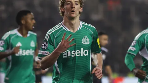 Newcastle golea a Qarabag con póker de Anthony Gordon en Champions League