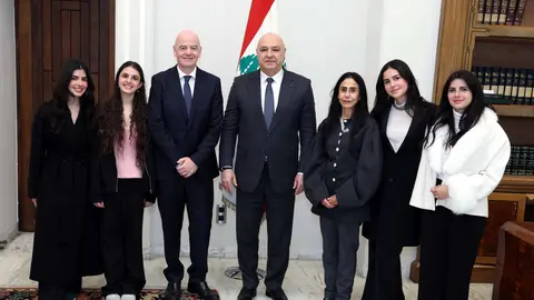 El presidente de la FIFA con el mandatario de Líbano, Joseph Aoun, y sus familias | AP
