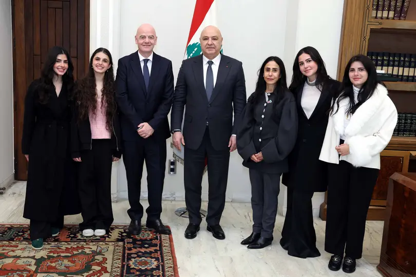 El presidente de la FIFA con el mandatario de Líbano, Joseph Aoun, y sus familias | AP
