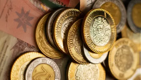 ¿Monedas falsas de 10 pesos? Te decimos cómo identificarlas y qué hacer con ellas