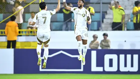 Heung-Min Son celebra junto a Bouanga | MEXSPORT