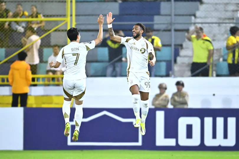 Heung-Min Son celebra junto a Bouanga | MEXSPORT