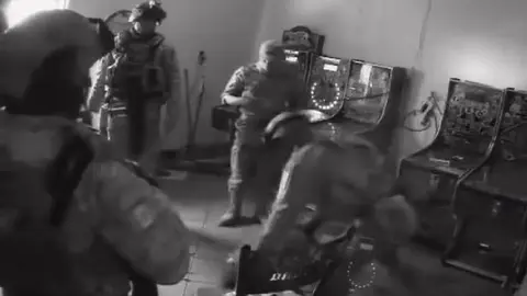 La cámara de la “maquinita 1” captó el momento en que los uniformados rodean e interrogan al joven dentro del establecimiento./ Captura de pantalla