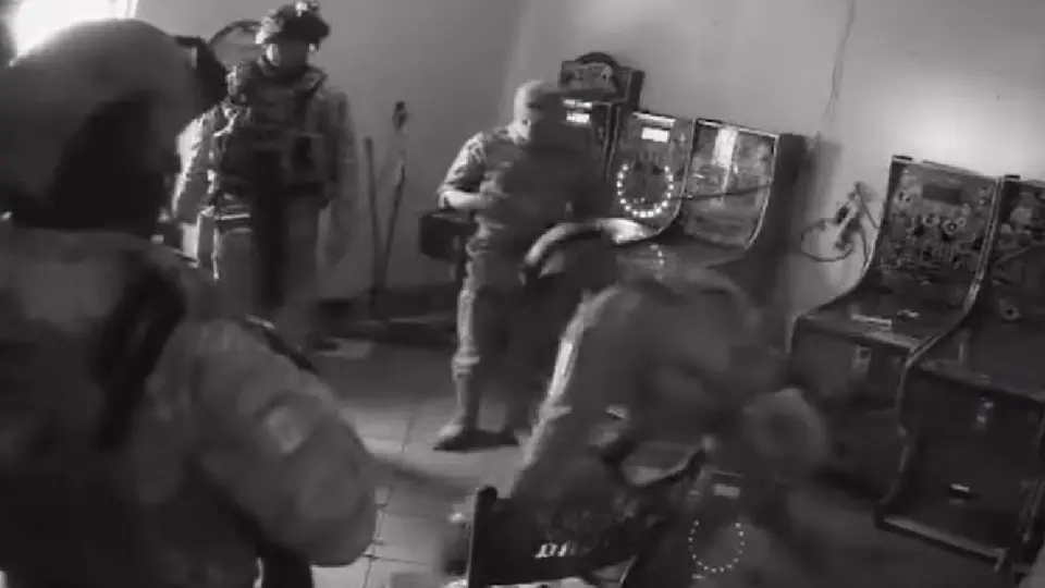 La cámara de la “maquinita 1” captó el momento en que los uniformados rodean e interrogan al joven dentro del establecimiento./ Captura de pantalla