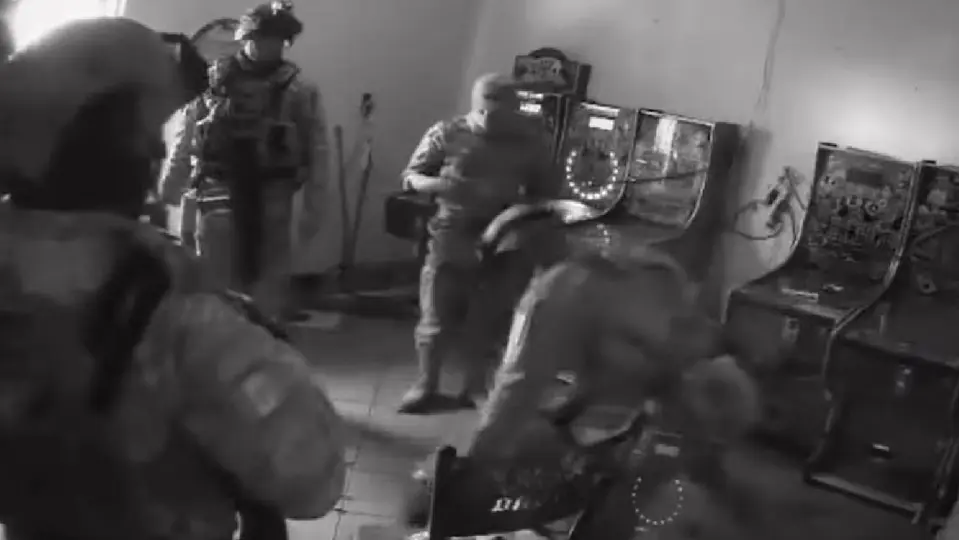 La cámara de la “maquinita 1” captó el momento en que los uniformados rodean e interrogan al joven dentro del establecimiento./ Captura de pantalla