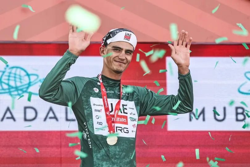Del Toro con el jersey verde mientras celebra en el podio tras la tercera etapa del UAE Tour 2026 | AFP