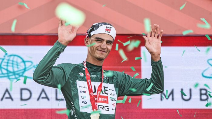 Del Toro con el jersey verde mientras celebra en el podio tras la tercera etapa del UAE Tour 2026 | AFP