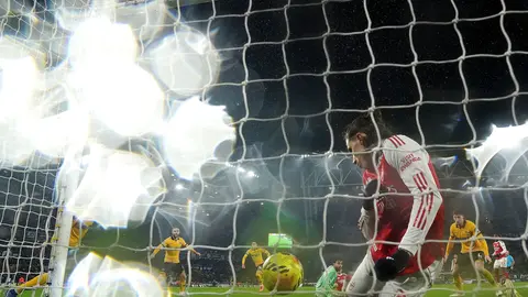 Arsenal marca autogol de último minuto | AP