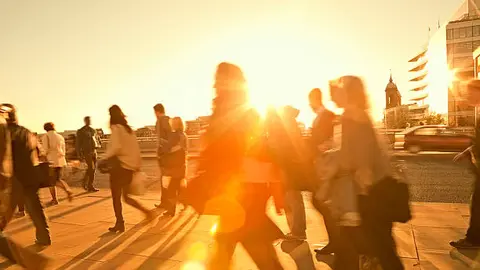 El cielo despejado aumentará la radiación UV; usar sombra y protector solar es clave. / iStock