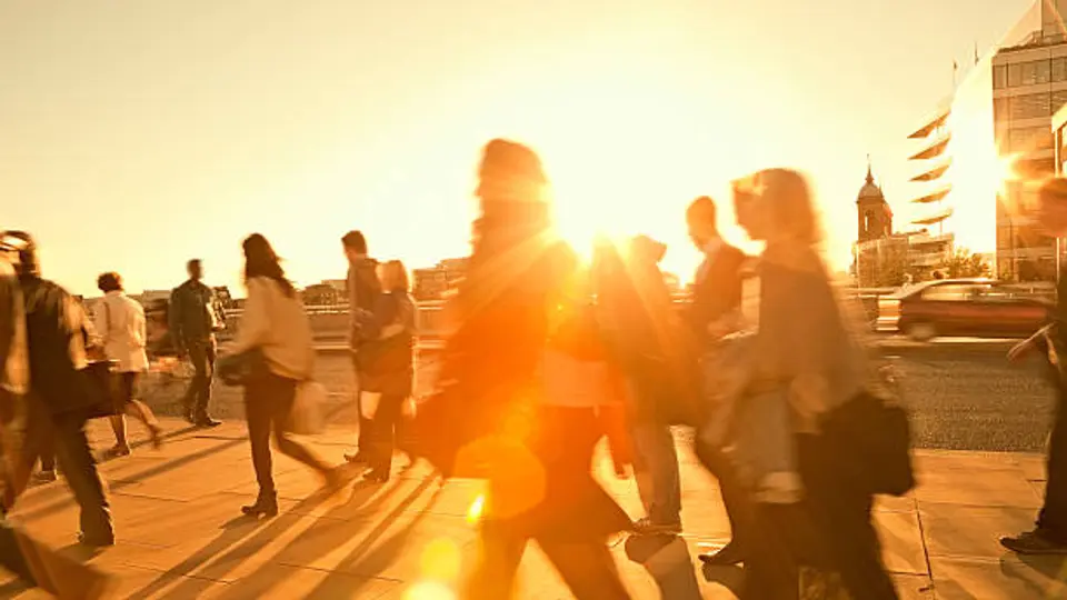 El cielo despejado aumentará la radiación UV; usar sombra y protector solar es clave. / iStock
