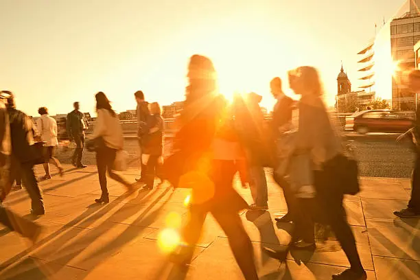 El cielo despejado aumentará la radiación UV; usar sombra y protector solar es clave. / iStock