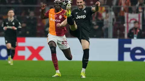 Victor Osimhen se enfrenta a Federico Gati en el partido de Playoffs de Champions League | AP