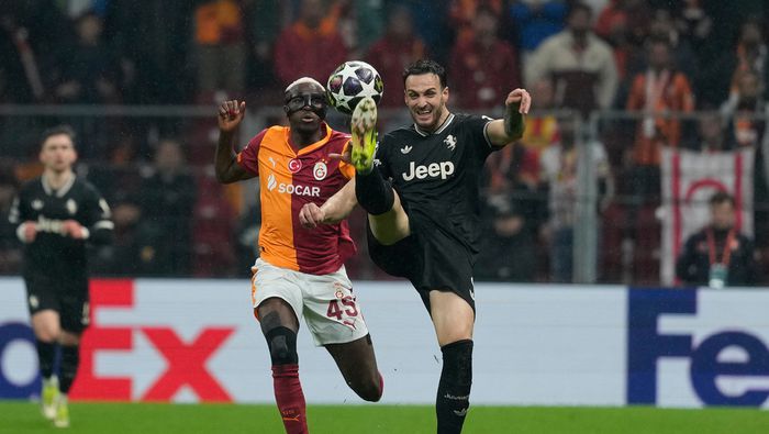 Victor Osimhen se enfrenta a Federico Gati en el partido de Playoffs de Champions League | AP