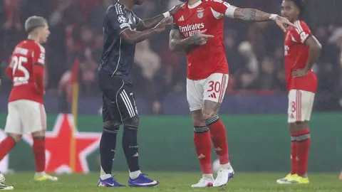 Otamendi y Vinicius tuvieron una discusión en pleno partido | AFP
