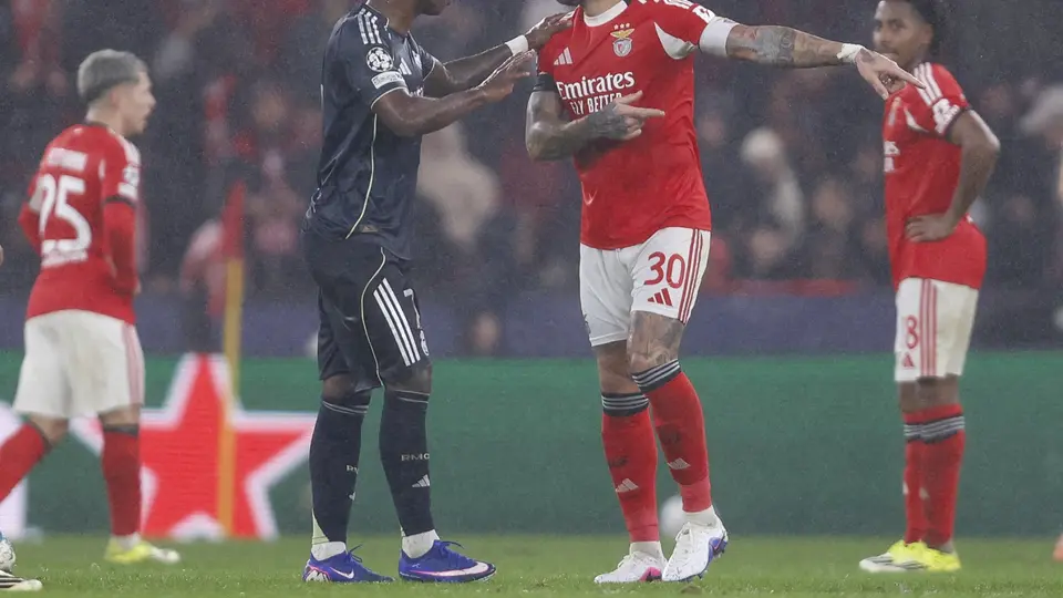 Otamendi y Vinicius tuvieron una discusión en pleno partido | AFP